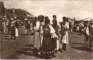 Vásári jelenet. Magyar folklór. Photo Erdélyi / Hungarian folklore, on market day