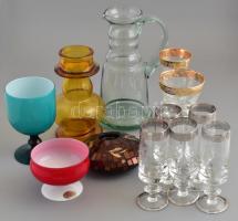 Üveg gyűjtemény: arany és ezüst szélű poharak, kancsók, kelyhek, üveg dísz.