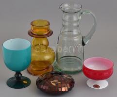 Üveg gyűjtemény: arany és ezüst szélű poharak, kancsók, kelyhek, üveg dísz