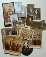 30 db keményhátú fotó