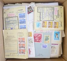 Magyar levelek, levelezőlapok, szállítólevelek dobozban, javarészt használatlan díjjegyeseket tartalmazó tétel