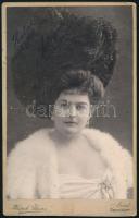 cca 1905 Hölgy kalapban, keményhátú fotó Klapok Alajos Arad/Temesvár műterméből, kopásokkal, 21,5×13,5 cm