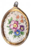 Régi, kézzel festett, ovális porcelán medál, virágmintával, jelzéssel, kopásokkal, törésekkel, 5x3 cm