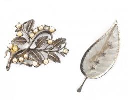 2 db régi fém kitűző, egy gyöngyös és egy leveles, kopásokkal, egy gyöngy hiányzik, 5 cm és 6,5 cm