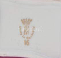 Német virágmintás porcelán bonbonniere, kézzel festett, PM jelzéssel, apró kopásokkal, 7x5,5 cm