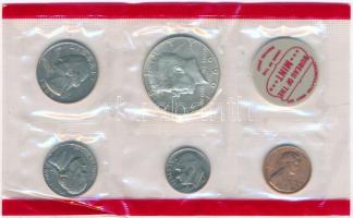 Amerikai Egyesült Államok 1969D 1c-1/2$ (5xklf) forgalmi sor fóliatokban, mellette Denver verde műanyag zseton T:1 USA 1969D 1 Cent - 1/2 Dollar (5xdiff) coin set in foil packing, with plastic jeton of the Denver mint C:UNC