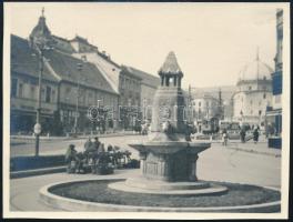 cca 1940 Pécs, árusok a Zsolnay-kútnál, háttérben villamossal, fotó, jó állapotban,8,5×11,5 cm