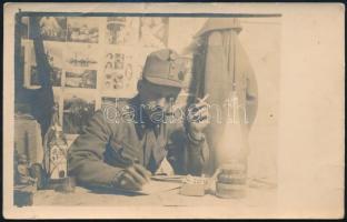 1916 K. u. k. 17. Pionier (hidász) egység katonája a fronton, levélírás közben, levélként elküldött fotó, hátoldalon tábori bélyegzőkkel, 9×14 cm