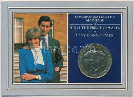 Nagy-Britannia 1981. 25p Cu-Ni "Károly és Diana esküvője" papírtokban T:1 az érme a tokon belül celluxszal rögzítve Great Britain 1981. 25 New Pence Cu-Ni "Wedding of Prince Charles and Lady Diana" in paper case C:AU the coin is fixed with cellux inside the case Krause KM# 925