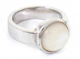 Ezüst(Ag) gyűrű gyöngyházfényű kővel, jelzett, alul kopásokkal, dobozban, m: 58, nettó: 9,10 gr