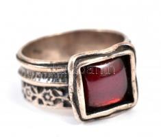 Ezüst(Ag) gyűrű sötétvörös kővel, belül gravírozással, jelzett, m: 54, nettó: 6,47 gr