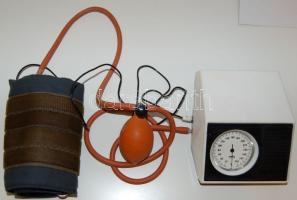 Glikon szovjet fényképező vakuval + fotózási kellék, sztetoszkóp és NAD 1. típusú vérnyomásmérő tásk...