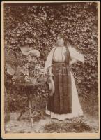 cca 1906 Csáthy Blanka (?-?), Csáthy Géza (1847-1875) író, költő, színműíró és Medgyaszay Ilka (1851-1942) lánya, a hátoldalon feliratozott keményhátú fotó, 16x12 cm