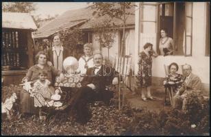 cca 1920 A család az udvaron, fotólap, a felületén kis benyomódásokkal, 9x14 cm