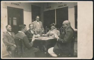 cca 1920 Kártyaparti egy étteremben, fotólap, a sarkain apró kopásnyomokkal, 9x14 cm