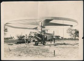 1940 Repülőgép (?, VTOL?) vagy helikopter (?) mellette a büszke tervezőjével, fotó, a hátoldalon pecséttel jelzett, F. Szantho Press Verlag, törésnyommal, kis szakadással, az egyik sarkán és szélén kis hiánnyal, 17x23 cm