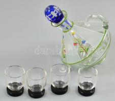 Érdekes formájú, kézi festésű üveg, nem hozzá való dugóval. m:15 cm, hozzá 4 db üveg pohárka, kupica.