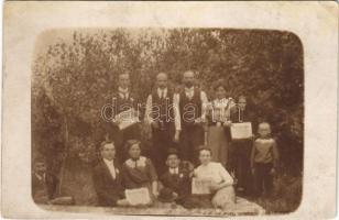 Népszavát mindenkinek! Csoportkép az újsággal, reklám / Hungarian newspaper advertisement, group photo