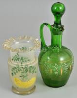 Zöld üveg kiöntő dugóval, anyagában színezett, kézzel festett díszítéssel, m: 18 cm + Csiszolt üveg váza, plasztikus virágos díszítéssel, m: 11 cm. Jelzés nélkül, sérültek.