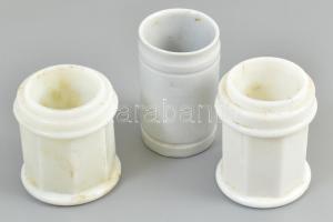 3 db üveg és porcelán gyógyszertári kenőcsös tégely, jelzettek, hajszálrepedésekkel, kis csorbával, m: 6 cm és 7 cm