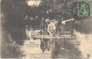 Cercle des Brigadiers & Canonniers, passage de Riviere du Matérial de 75 sur Radeau, Traversée du Canon. 15e Régiment dArtillerie / WWI French military cannon transported on the river by raft. TCV card