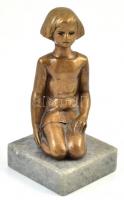 Térdelő kislány. Bronz, márvány talapzaton. Jelzés nélkül. 13 cm