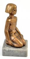 Térdelő kislány. Bronz, márvány talapzaton. Jelzés nélkül. 13 cm