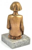 Térdelő kislány. Bronz, márvány talapzaton. Jelzés nélkül. 13 cm