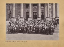 1908 Az Interparlamentáris Unió Berlini tanácskozásának résztvevői, rajta a magyar küldöttség tagjaival is. Nagy méretű tabló fotó, sérült kartonon. Fotó méret. 27x20 cm karton méret 39x35 cm