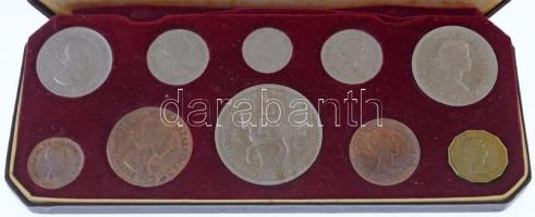 Nagy-Britannia 1953. 1f-1/2C (9xklf) + 5Sh Cu-Ni II. Erzsébet megkoronázása hivatalos forgalmi szett kopott dísztokban T:1- (PP) tok belseje foltos, beleírva Great Briatin 1953. 1 Farthing - 1/2 Crown (9xdiff) + 5 Shilling Cu-Ni Coronation of Queen Elizabeth II official coin set in worn decorative case C:AU (PP) the inside of the case is spotted, inscribed
