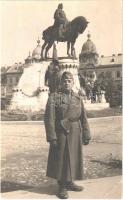 Kolozsvár, Cluj; katona a Mátyás király szobor előtt / soldier in fron of the statue. photo (vágott / cut)