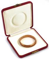 Aranyozott ezüst karperec. Vésett, kissé behorpadt. jelzés nélkül 18 g, d: 7,5 cm Díszdobozban