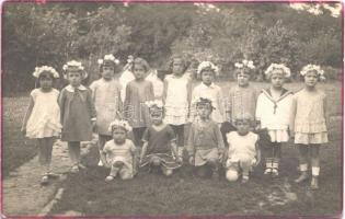 1930 Mezőtúr, ovis kislányok virágkoszorúkkal. Maksay László fényképész, photo