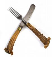 Antik szarvasagancs nyelű vadász kés és villa, bőr tokban, h: 20 cm