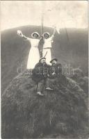 1913 Zólyombrézó, Podbrezová; Négyen a szénakazalon / hayrick. photo + ZÓLYOM-BREZÓ - ZÓLYOM 98. SZ. mozgóposta