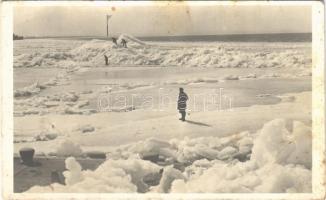 Balaton, rianás, befagyott Balaton télen (lyuk / pinhole)