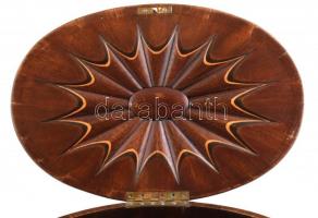 Ovális biedermeier fa láda, kívül figurális, belül sugaras intarziás díszítéssel, kulccsal. 40x27 cm