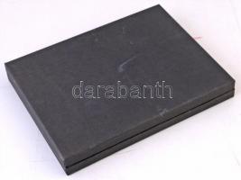 Éremtartó kazetta egy kivehető tálcával, összesen 24 férőhellyel (5x5cm-es), használt, de jó állapot...