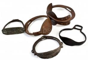 5 db régi kovácsoltvas kengyel, különbözőek, az egyiken jelzéssel (AOK), 11x11,5 cm és 15,5x15 cm kö...