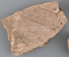 Egy doboznyi antik mozaik és lapos cserépdarab, "HAD(RIANUS?)" felirattal jelzett