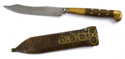 Antik, habán stílusú kés, díszes réz és szaru tokban, h: 25 cm