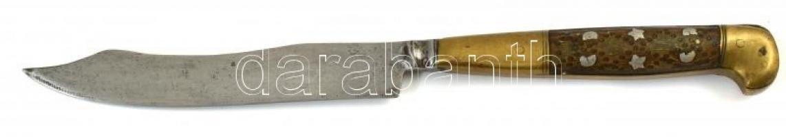 Antik, habán stílusú kés, díszes réz és szaru tokban, h: 25 cm