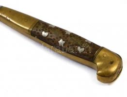 Antik, habán stílusú kés, díszes réz és szaru tokban, h: 25 cm