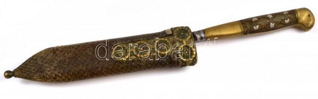 Antik, habán stílusú kés, díszes réz és szaru tokban, h: 25 cm