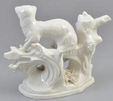 Menyét fatörzsön, fehér mázas porcelán, jelzés nélkül, apró lepattanásokkal, 18×15 cm