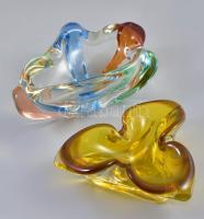 2 db anyagában színezett üveg bonbonier, alján apró csorbákkal, 14×14 és 18×12 cm