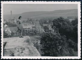 1940 Ungvár, utónyaralási emlék, hátoldalon feliratozott fotó, 6×8,5 cm
