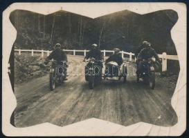 cca 1920 Motorkerékpárral, oldalkocsival, fotó, felületén törésnyomok, 6,5×9 cm
