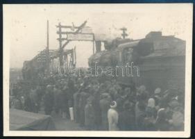 cca 1940 Mozdony vasúti hídnál, fotó, 6×8,5 cm