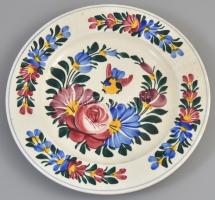 Népies, virágmintás fajansz tányér, kézzel festett, jelzett, kis kopással, apró hibákkal. d: 23 cm